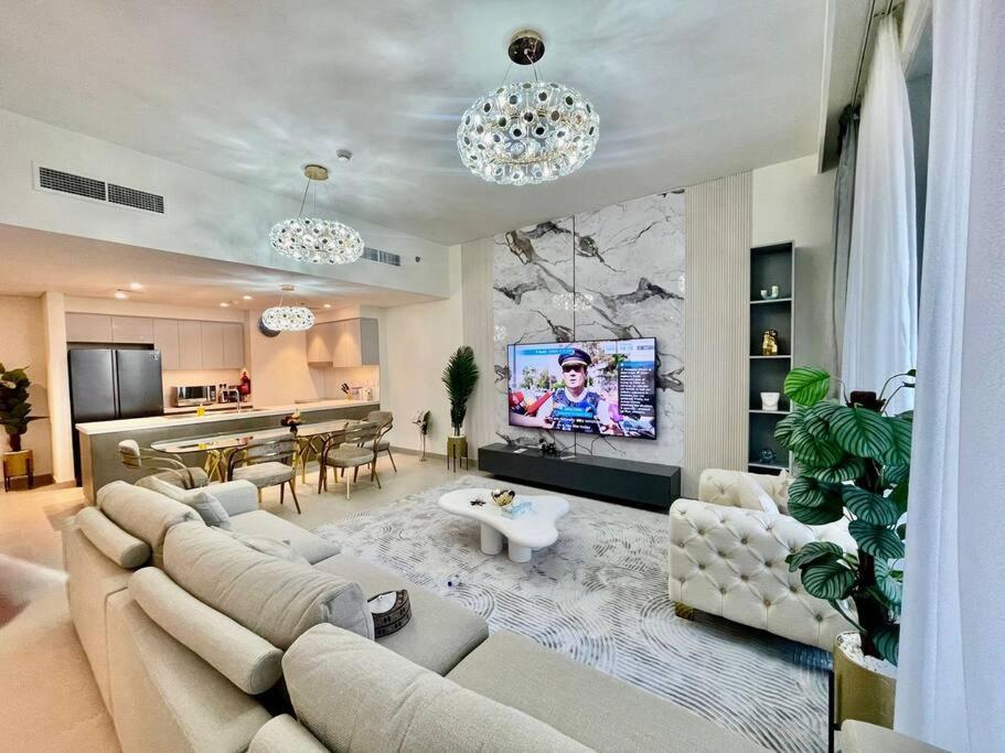 Apartment 3 Bedroom In Downtown *
